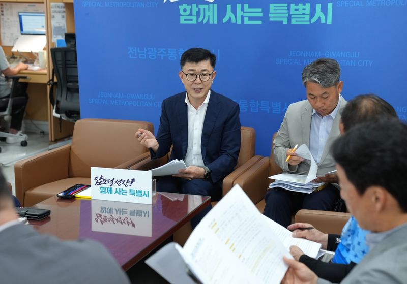 전남광주통합특별시 득량만과 가막만 해역에 고수온 주의보가 발령된 가운데 박영채 전남광주통합특별시 농수산정책관이 20일 언론 브리핑을 통해 현황 및 대책을 밝히고 있다. 전남광주통합특별시 제공