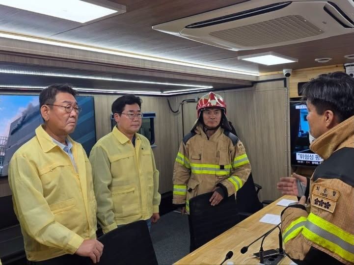 박찬대 인천시장의 쿠팡 물류센터 화재 현장 방문 모습 (박 시장 페이스북 캡처.재판매 및 DB금지)