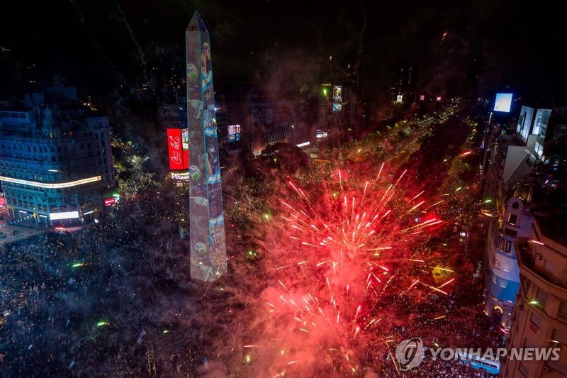 월드컵 준우승을 축하하는 부에노스아이레스 시민들 (출처=연합뉴스)