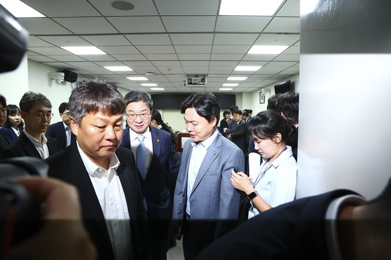 [서울=뉴시스] 김근수 기자 = 이억원(왼쪽) 금융위원장과 김현정 국회 정무위원회 소속 더불어민주당 의원이 20일 오전 서울 여의도 국회 의원회관에서 열린 더불어민주당 정무위원회-금융위원회, 금융감독원 비공개 당정 간담회를 마치고 밖으로 나서고 있다. 이날 열린 비공개 당정 간담회에서 최대 현안인 삼성전자와 SK하이닉스 단일종목 레버리지 상장지수펀드(ETF) 등에 관한 이야기가 오갈 것으로 보인다. 2026.07.20. ks@newsis.com