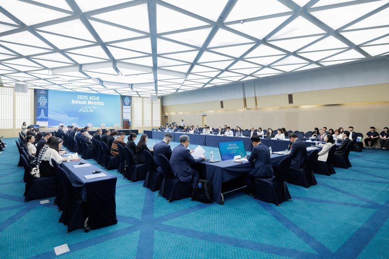 지난해 제주국제크루즈포럼에서 열린 아시아크루즈리더스네트워크 연차총회에서 선사와 기항지, 학계 관계자들이 아시아 크루즈 산업의 협력 방안을 논의하고 있다. 올해 포럼에서는 선사·기항지·지속 가능성·학술 분야를 다루는 10여개 프로그램이 진행된다. /사진=제주특별자치도 제공