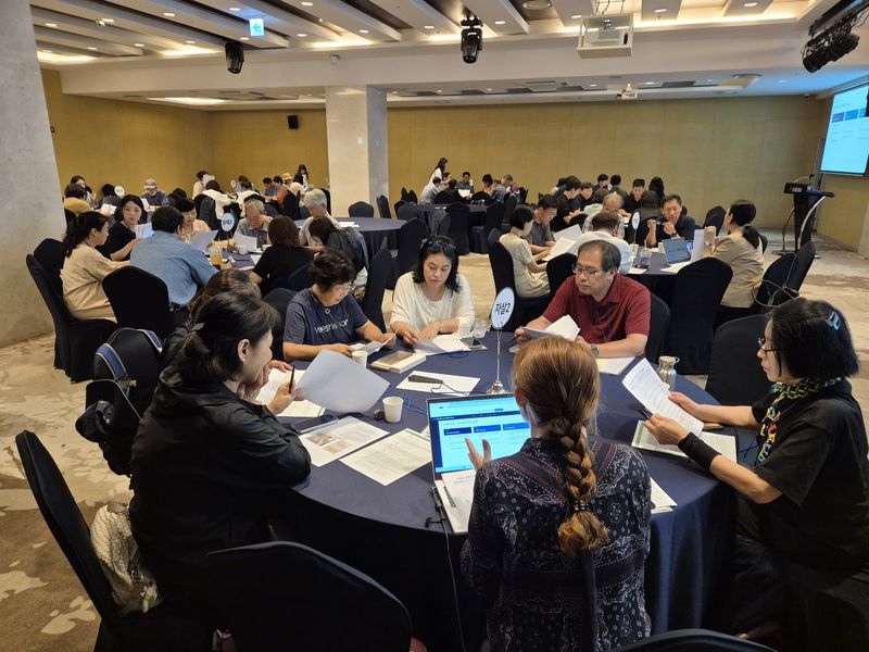 지난 19일 제주시 시리우스호텔에서 열린 ‘도민과 함께, 더 안전한 제주를 위한 제3차 도민 원탁회의’에서 도민 참여단이 교통사고·화재·범죄·생활안전·자살·감염병 등 6개 분야의 실행과제를 놓고 분임 토의를 하고 있다. /사진=제주특별자치도 제공