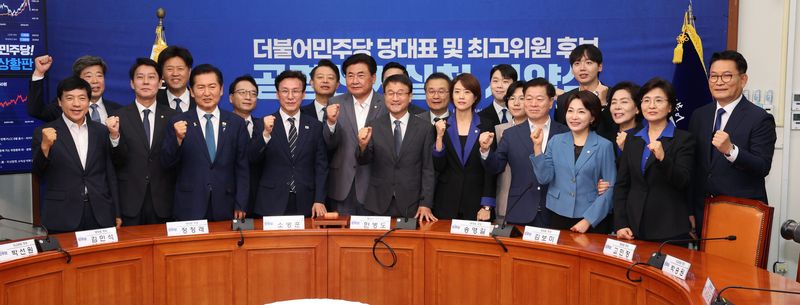 [서울=뉴시스] 고범준 기자 = 한병도 더불어민주당 대표 직무대행 겸 원내대표가 20일 서울 여의도 국회에서 열린 더불어민주당 당대표 및 최고위원 후보 공명선거 실천 서약식에서 각 후보들과 기념촬영을 하고 있다. 2026.07.20. bjko@newsis.com