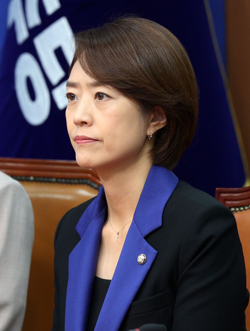 [서울=뉴시스] 고범준 기자 = 20일 서울 여의도 국회에서 열린 더불어민주당 당대표 및 최고위원 후보 공명선거 실천 서약식에서 당권주자 고민정 의원이 참석해 자리하고 있다. 2026.07.20. bjko@newsis.com