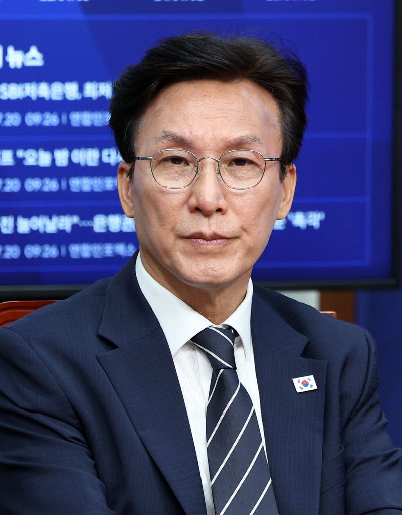 [서울=뉴시스] 고범준 기자 = 20일 서울 여의도 국회에서 열린 더불어민주당 당대표 및 최고위원 후보 공명선거 실천 서약식에서 당권주자 김민석 전 총리가 참석해 자리하고 있다. 2026.07.20. bjko@newsis.com