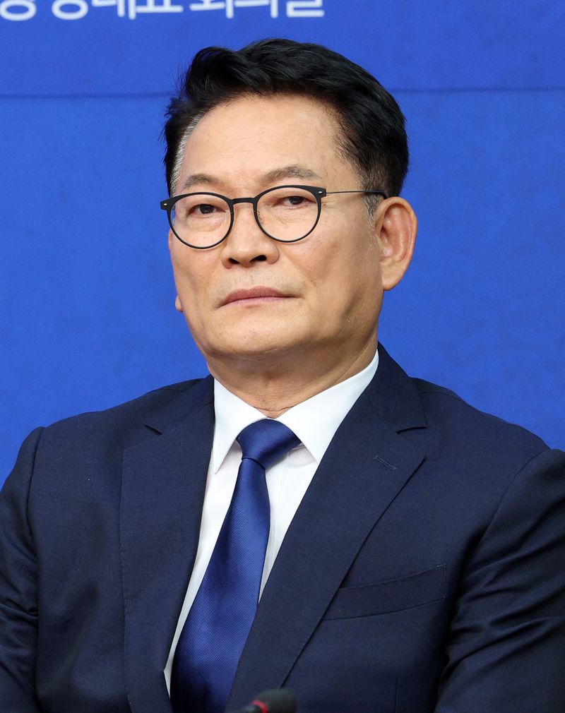 [서울=뉴시스] 고범준 기자 = 20일 서울 여의도 국회에서 열린 더불어민주당 당대표 및 최고위원 후보 공명선거 실천 서약식에서 당권주자 송영길 의원이 참석해 자리하고 있다. 2026.07.20. bjko@newsis.com