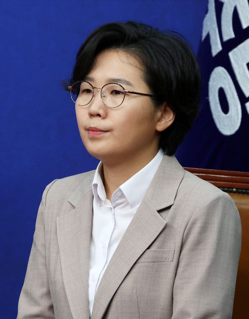 [서울=뉴시스] 고범준 기자 = 20일 서울 여의도 국회에서 열린 더불어민주당 당대표 및 최고위원 후보 공명선거 실천 서약식에서 당권주자 김보미 전 강진군 의원이 참석해 자리하고 있다. 2026.07.20. bjko@newsis.com