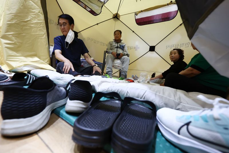 [인천=뉴시스] 고승민 기자 = 인천 서해구 석남동 쿠팡32물류센터 화재 사흘째인 20일 신현초등학교 강당에 마련된 대피소에서 화재현장 인근 아파트 주민이 휴식을 취하고 있다. 2026.07.20. kkssmm99@newsis.com