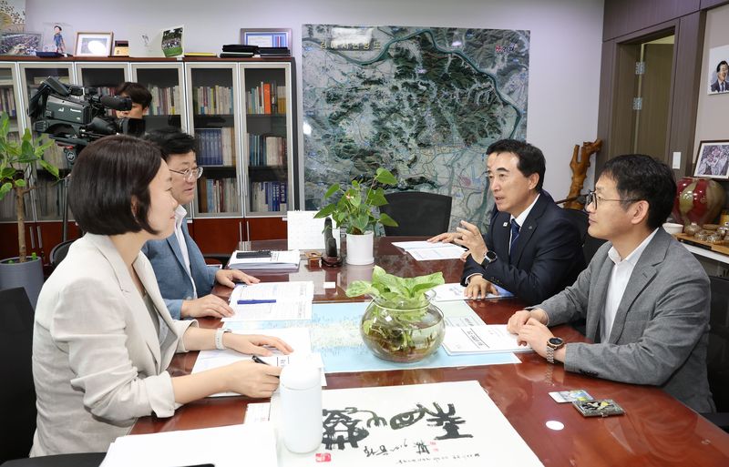 [홍성=뉴시스] 유효상 기자 = 박수현 충남지사가 20일 국회의원회관에서 기후에너지환경위원회 김정호 위원장과 이소영 여당 간사를 만나 발전통합 본사 충남 설치와 기후부 소관 공공기관 충남혁신도시 이전의 당위성과 절박함을 전달하고 있다. (사진=충남도 제공) 2026.07.20 photo@newsis.com *재판매 및 DB 금지