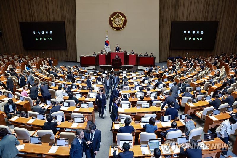 국민의힘 필리버스터 시작, 퇴장하는 민주당 (출처=연합뉴스)