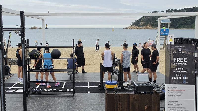 7월 초 개장한 울산 동구 일산해수욕장 '해파랑길 일산 비치 짐'의 모습. 운동 후 그 열기 그대로 시원한 바다로 뛰어들 수 있다. 일일 특강으로 하이록스, 크로스핏, 해파랑길 비치 러닝, 선셋 요가 등을 운영하며, 챌린지 등을 통해 기념품도 제공한다. 울산 동구 제공