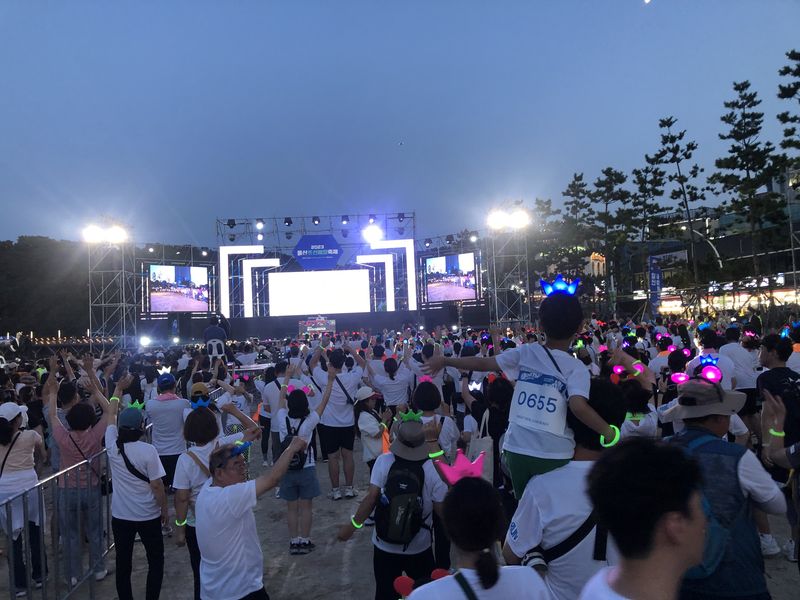 울산조선해양축제 나이트 런 참가자들이 준비 운동 중이다. fn 사진 DB