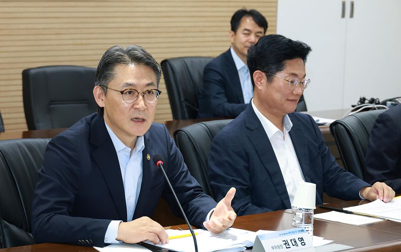 [서울=뉴시스] 권대영 금융위원회 부위원장이 30일 서울 중구 서민금융진흥원에서 열린 '청년 모두를 위한 재무상담 TF 3차 회의'에서 발언하고 있다. (사진=금융위원회 제공) 2026.06.30. photo@newsis.com *재판매 및 DB 금지