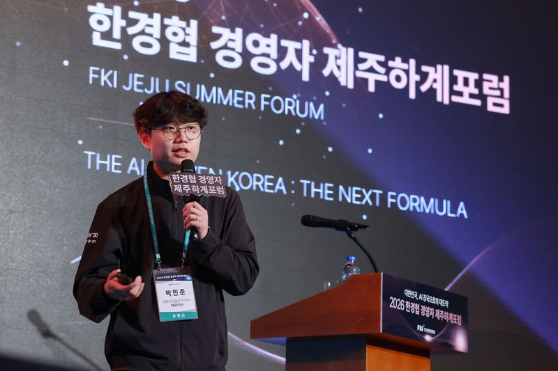박민준 뤼튼테크놀로지스 AX대표가 17일 제주도 롯데호텔에서 열린 ‘2026 한경협 경영자 제주하계포럼’에 참석해 'AI 기술 도입은 쉬웠지만, 기업의 AI 전환은 없었다'를 주제로 강연하고 있다.