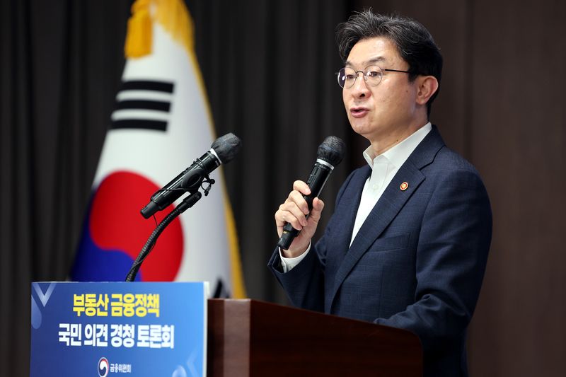 [서울=뉴시스] 박영태 기자 = 이억원 금융위원장이 15일 오후 서울 중구 은행회관에서 열린 부동산 금융정책 국민 의견 경청 토론회에서 발언을 하고 있다. 2026.07.15. since1999@newsis.com