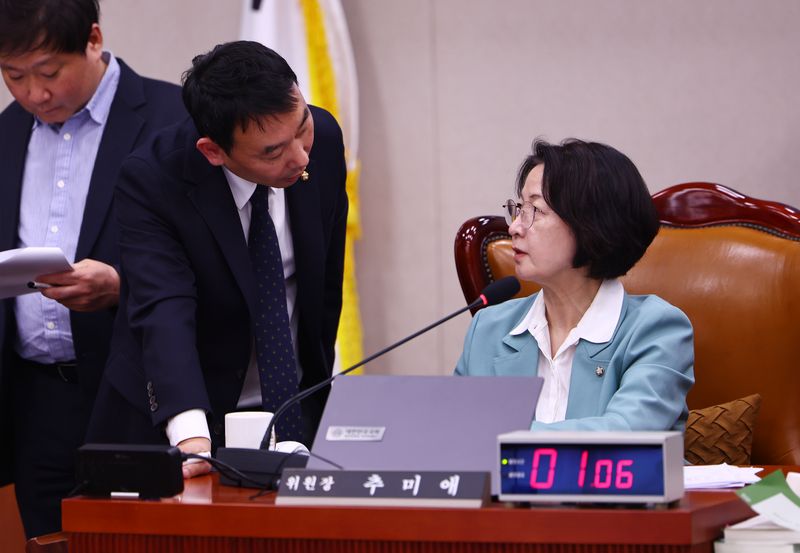 [서울=뉴시스] 김명년 기자 = 추미애 당시 법사위원장이 지난 3월 18일 서울 여의도 국회에서 열린 법제사법위원회 전체회의에서 김용민 여당 간사와 대화하고 있다. 2026.07.20. kmn@newsis.com