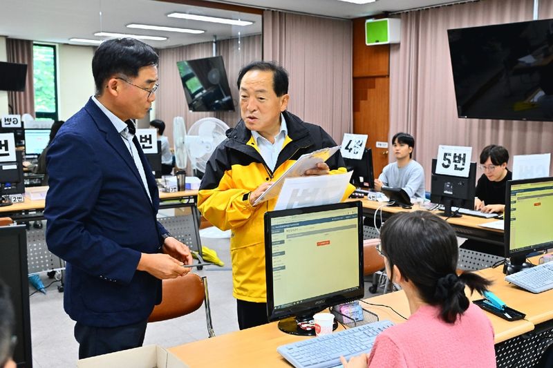 민생 회복 지원금 현장 살펴보는 이병선 속초시장 (출처=연합뉴스)