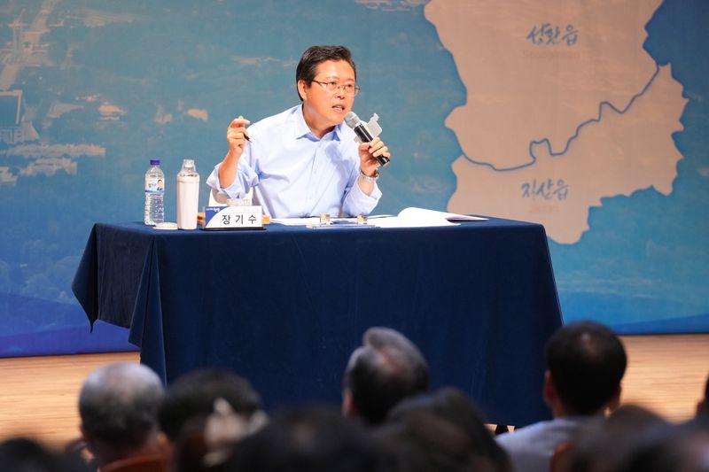 [천안=뉴시스] 장기수 천안시장이 20일 성환문예회관에서 성환읍과 직산읍 주민들을 대상으로 하는 시민과의 대화 시간을 가졌다. (사진=천안시 제공) 2026.07.20 photo@newsis.com *재판매 및 DB 금지