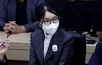 김건희 여사가 26일 서울 서초구 중앙지방법원에서 열린 특정범죄가중처벌등에관한법률위반(알선수재) 부정청탁및금품등수수의금지에관한법률위반 증거인멸 등에 대한 선고 공판에 출석하고 있다. (서울중앙지방법원 제공. 재판매 및 DB 금지) 2026.6.26 ⓒ 뉴스1 이호윤 기자