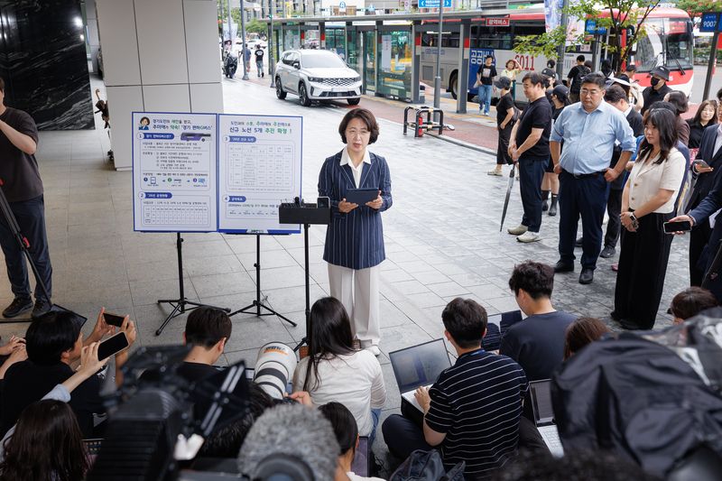 20일 오후 경기 성남시 판교역 동편 정류소 인근에서 추미애 경기도지사가 경기편하G버스 확대 관련 기자회견을 하고 있다.(경기도 제공. 재판매 및 DB금지)