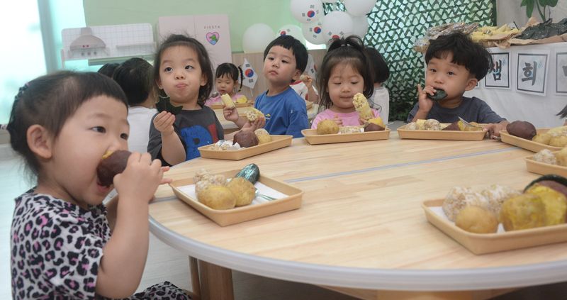 [전주=뉴시스] 김얼 기자 = 6.25전쟁 발발 76주년을 하루 앞둔 6월 24일 전북 전주시 휴먼시아맑은샘어린이집에서 원아들이 전쟁음식 체험을 하고 있다. 2026.06.24. pmkeul@newsis.com **기사 내용과 관련 없습니다**