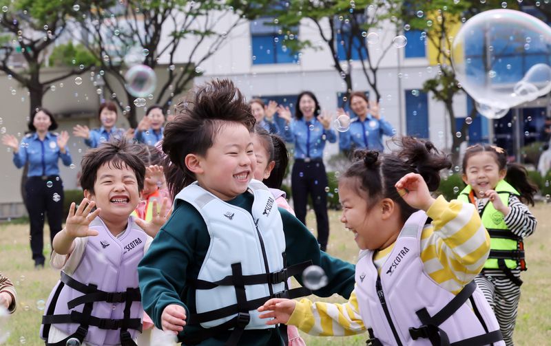 [부산=뉴시스] 하경민 기자 = 어린이날과 가정의달을 앞둔 4월 30일 부산 영도구 부산해양경찰서에서 남해지방해양경찰청 어린이집 원생들이 비눗방울 놀이를 하며 즐거운 한때를 보내고 있다. 2026.04.30. yulnetphoto@newsis.com **기사 내용과 관련 없습니다**