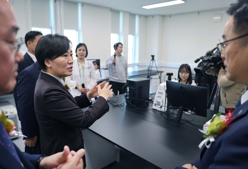 [세종=뉴시스] 송미령 농림축산식품부 장관이 지난해 12월 4일 전북 익산에 준공된 국내 최초 그린바이오 벤차캠퍼스를 둘러보고 있다. (사진 = 농식품부 제공) 2025.12.04. photo@newsis.com