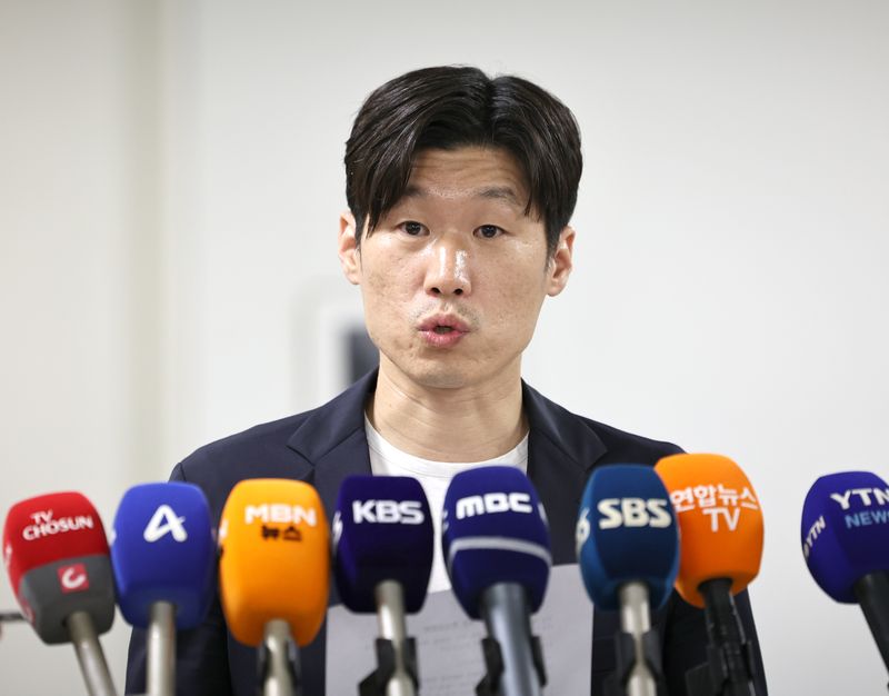 [서울=뉴시스] 김금보 기자 = 박지성 K-축구 혁신위원회 공동위원장이 20일 오후 서울 종로구 국립현대미술관 서울관 사무동에서 'K-축구혁신위원회 3차 회의'를 마친 뒤 취재진 질문에 답하고 있다. 2026.07.20. kgb@newsis.com