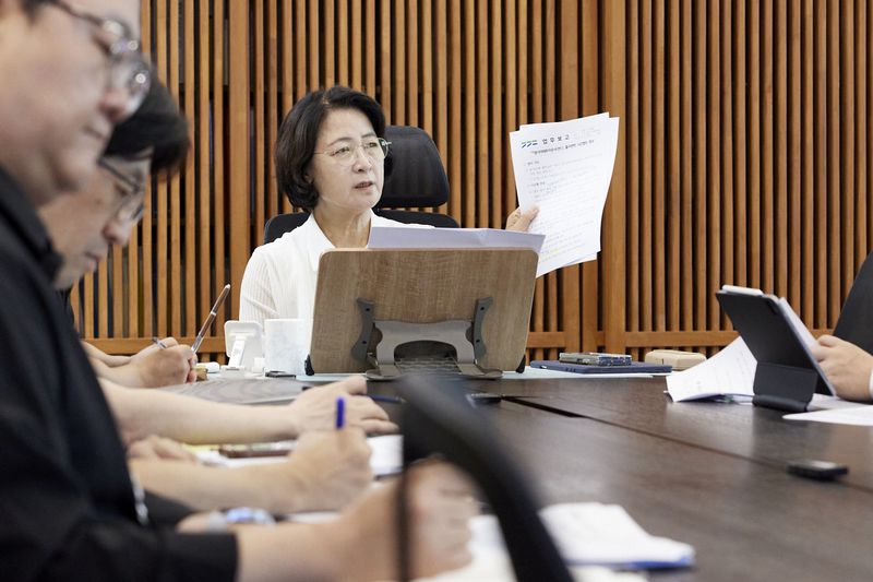 [수원=뉴시스] 추미애 경기도지사가 20일 오전 집무실에서 제2차 경기미래투자공사 TF 전략회의를 주재하고 있다. (사진=경기도 제공) 2026.07.20. photo@newsis.com *재판매 및 DB 금지