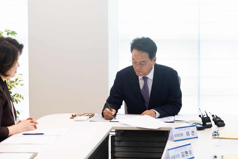 [의정부=뉴시스] 안민석 경기도교육감이 1일 취임 첫날 제1호 결재로 '폰 프리 스쿨 추진 계획'에 서명하고 있다. (사진=경기도교육청 제공) 2026.07.01 photo@newsis.com