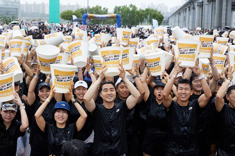 KB손해보험이 메인 후원을 맡아 지난달 20일 서울 반포한강공원 달빛광장에서 열린 '2026 아이스버킷 챌린지 RUN in Seoul'에서 참가자들이 기념촬영을 하고 있다.