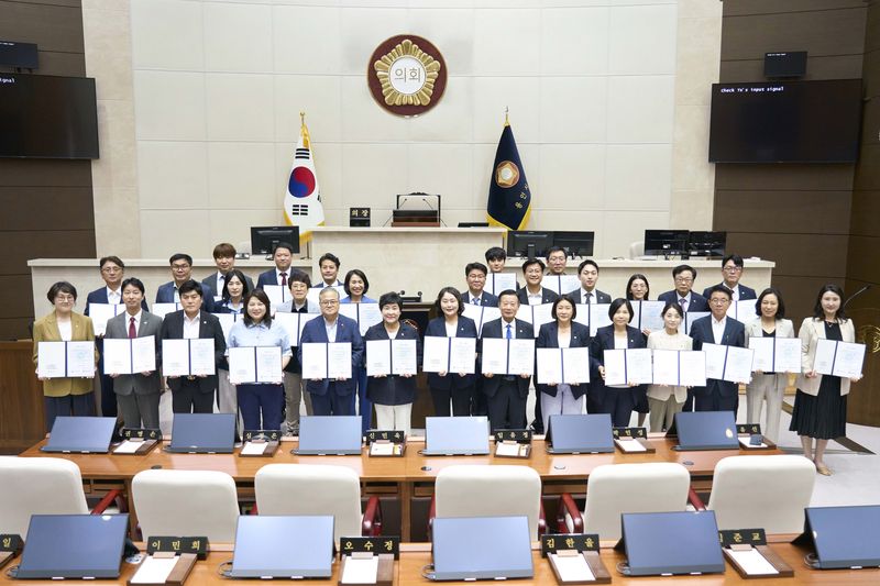 용인시의회 의원들이 청렴서약서를 들고 기념촬영을 하고 있는 모습.(시의회 제공)