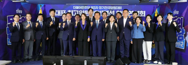 김민석·고민정·정청래·김보미·송영길 더불어민주당 당대표 후보와 최고위원 후보들이 20일 서울 여의도 더불어민주당사에서 열린 당대표·최고위원 예비경선 합동연설회에서 기념 촬영을 하고 있다. 2026.7.20 ⓒ 뉴스1 국회사진기자단