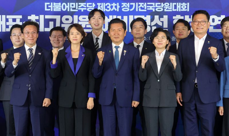 김민석·고민정·정청래·김보미·송영길 더불어민주당 당대표 후보와 최고위원 후보들이 20일 서울 여의도 더불어민주당사에서 열린 당대표·최고위원 예비경선 합동연설회에서 기념 촬영을 하고 있다. 2026.7.20 ⓒ 뉴스1 국회사진기자단
