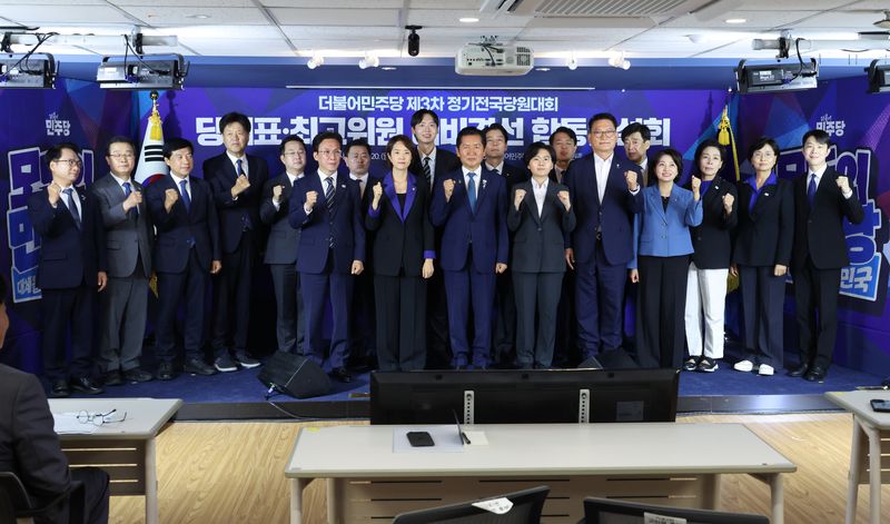 더불어민주당 당대표 후보와 최고위원 후보들이 20일 서울 여의도 더불어민주당사에서 열린 당대표·최고위원 예비경선 합동연설회에서 기념 촬영을 하고 있다. 2026.7.20 ⓒ 뉴스1 국회사진기자단