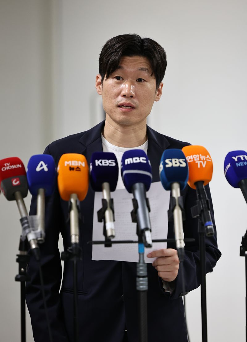 [서울=뉴시스] 김금보 기자 = 박지성 K-축구 혁신위원회 공동위원장이 20일 오후 서울 종로구 국립현대미술관 서울관 사무동에서 'K-축구혁신위원회 3차 회의'를 마친 뒤 취재진 질문에 답하고 있다. 2026.07.20. kgb@newsis.com