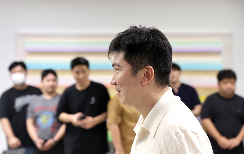 [서울=뉴시스] 김금보 기자 = K-축구 혁신위원회 공동위원장인 유승민 대한체육회 회장이 20일 오후 서울 종로구 국립현대미술관 서울관 사무동에서 'K-축구혁신위원회 3차 회의'를 마친 뒤 회의장을 나서고 있다. 2026.07.20. kgb@newsis.com