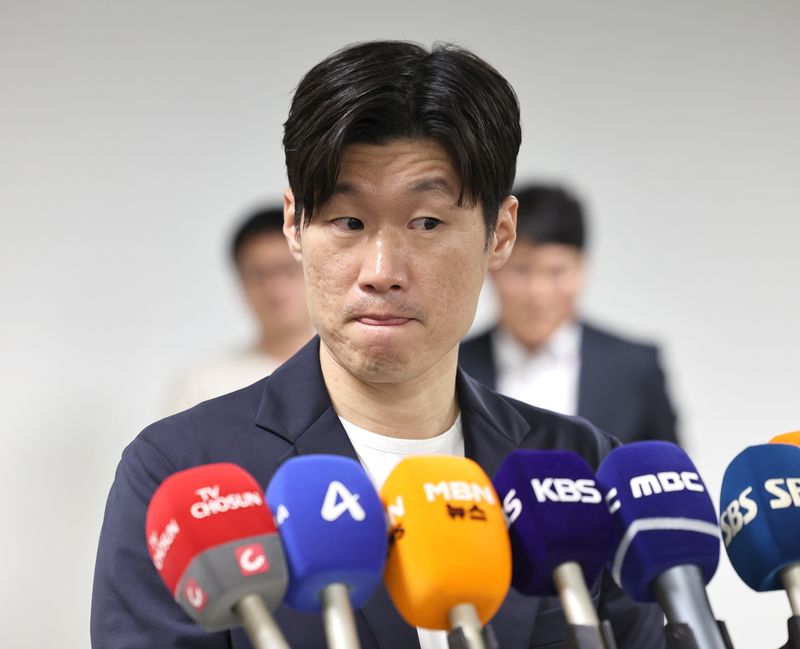 [서울=뉴시스] 김금보 기자 = 박지성 K-축구 혁신위원회 공동위원장이 20일 오후 서울 종로구 국립현대미술관 서울관 사무동에서 'K-축구혁신위원회 3차 회의'를 마친 뒤 취재진 질문을 듣고 있다. 2026.07.20. kgb@newsis.com