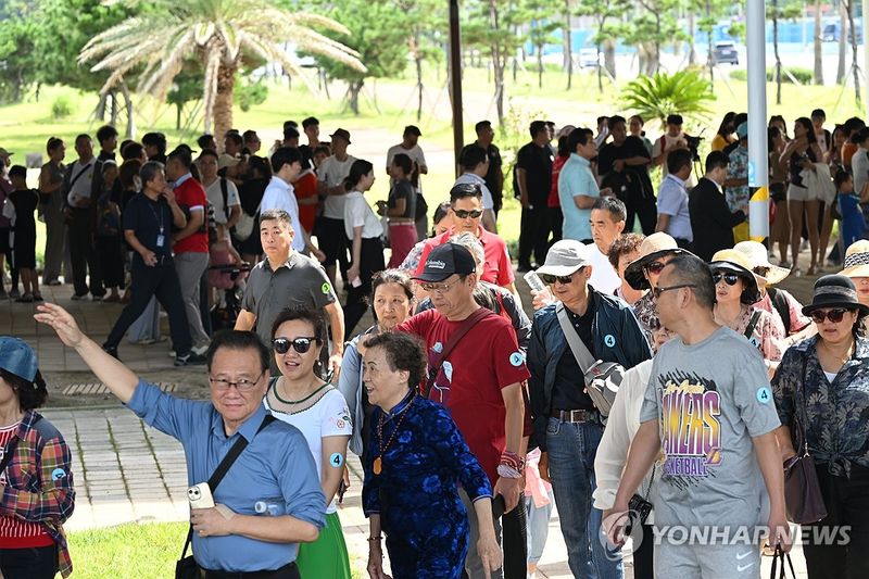 제주지역 한 관광지에서 중국인 관광객들이 이동하고 있다. 제주에서는 일정 국가 국민을 제외한 외국인이 관광·통과 등의 목적으로 입국할 경우 비자 없이 최장 30일간 체류할 수 있는 무사증 입국제도가 운영되고 있다. 사진=연합뉴스