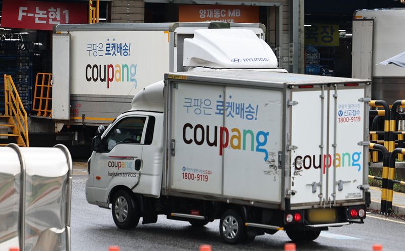[서울=뉴시스] 김금보 기자 = 20일 서울 시내 한 쿠팡 캠프에서 배송 차량이 드나들고 있다. 쿠팡 인천 물류센터 화재로 인천 전역과 서울 서부권을 중심으로 일부 상품 배송에 차질이 빚어지고 있다. 2026.07.20. kgb@newsis.com