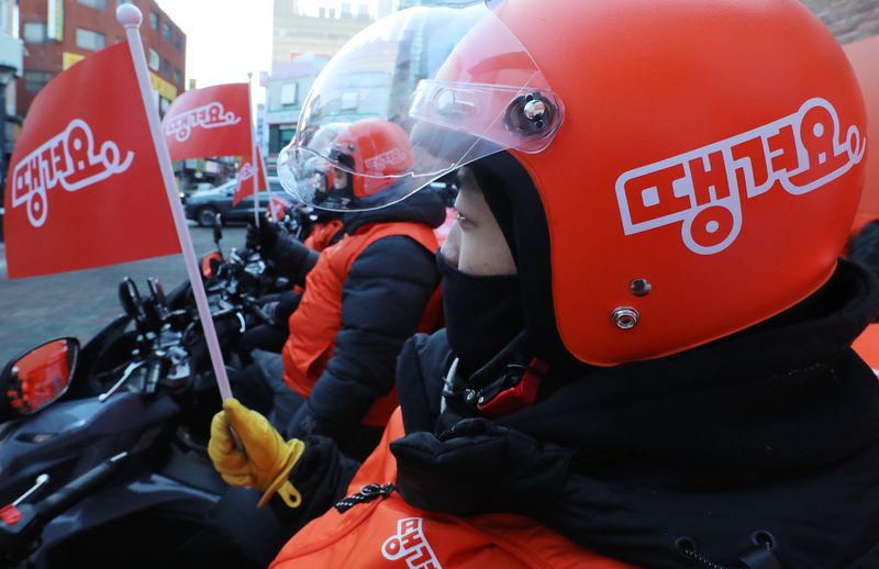 14일 오전 서울 광진구 로데오프라자 앞에서 열린 신한은행 배달앱 ‘땡겨요’ 공식 론칭 기념 행사에서 라이더 22명이 출시 세리머니를 하고 있다. 2022.1.14 ⓒ 뉴스1 권현진 기자