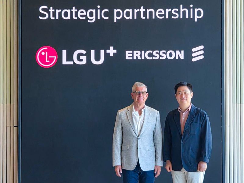 [서울=뉴시스]LG유플러스는 글로벌 통신장비 기업 에릭슨(Ericsson)과 네트워크 기반 보이스 AI 솔루션 개발과 글로벌 사업, 그리고 AI 네이티브 네트워크 진화를 위한 전략적 협력을 추진한다고 21일 밝혔다. 사진은 뵈르예 에크홀름 에릭슨 사장(왼쪽)과 홍범식 LG유플러스 사장이 기념촬영을 하는 모습. (사진=LG유플러스 제공)