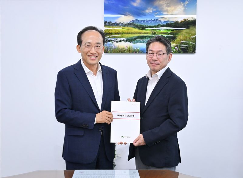 추경호 대구시장(왼쪽)이 지난 20일 기획예산처를 방문해 조용범 신임 차관을 만나 대구시 주요 핵심 국비사업의 당위성을 설명하고, 내년도 정부예산안 반영을 요청했다. 대구시 제공