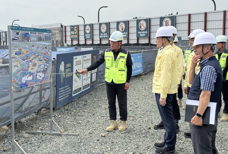 부산도시공사가 지난달 16일부터 지난 10일까지 ‘2026 여름철 자연재난 대비 특별 안전관리’를 시행한 가운데 공사 신창호 사장(왼쪽 두 번째)과 경영진이 한 건설 현장을 찾아 사업 현황을 점검하고 있다. 부산도시공사 제공