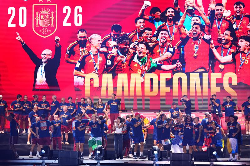 [마드리드=AP/뉴시스] 스페인 축구대표팀 선수들이 20일(현지 시간) 스페인 마드리드의 시벨레스 광장에서 열린 환영식에서 팬들과 함께 2026 북중미 월드컵 우승을 자축하고 있다. 스페인은 지난 19일 미 뉴저지주 이스트 러더퍼드에서 열린 결승에서 아르헨티나를 1-0으로 꺾고 16년 만에 정상에 올랐다. 2026.07.21.