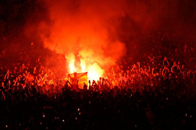 [마드리드=AP/뉴시스] 20일(현지 시간) 스페인 마드리드의 시벨레스 광장에서 스페인 축구 대표팀의 2026 북중미 월드컵 우승 환영 행사가 열려 축구 팬들이 선수단을 환영하고 있다. 스페인은 지난 19일 미 뉴저지주 이스트 러더퍼드에서 열린 결승에서 아르헨티나를 1-0으로 꺾고 16년 만에 정상에 올랐다. 2026.07.21.