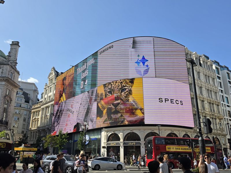 [런던=뉴시스] 박은비 기자 = 런던 피카딜리 서커스(Piccadilly Circus)에 위치한 초대형 디지털 광고판에 삼성 갤럭시 언팩 광고가 보이고 있다. 2026.07.21. silverline@newsis.com