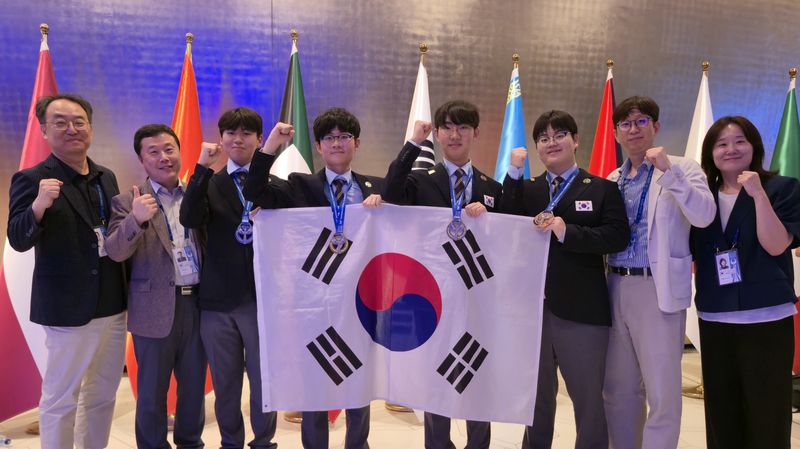 2026년 제58회 국제화학올림피아드 한국대표단. 좌측부터 정현 단장(동국대), 최수혁 부단장(연세대), 김도훈(광주과학고 3), 김상연(인천과학예술영재교 3), 임장호(광주과학고 3), 이은성(대구과학고 3) 학생, 권성중 지도교수(건국대), 박기영 지도교수(KAIST). 2026.07.21 ⓒ 뉴스1 (과학기술정보통신부 제공)