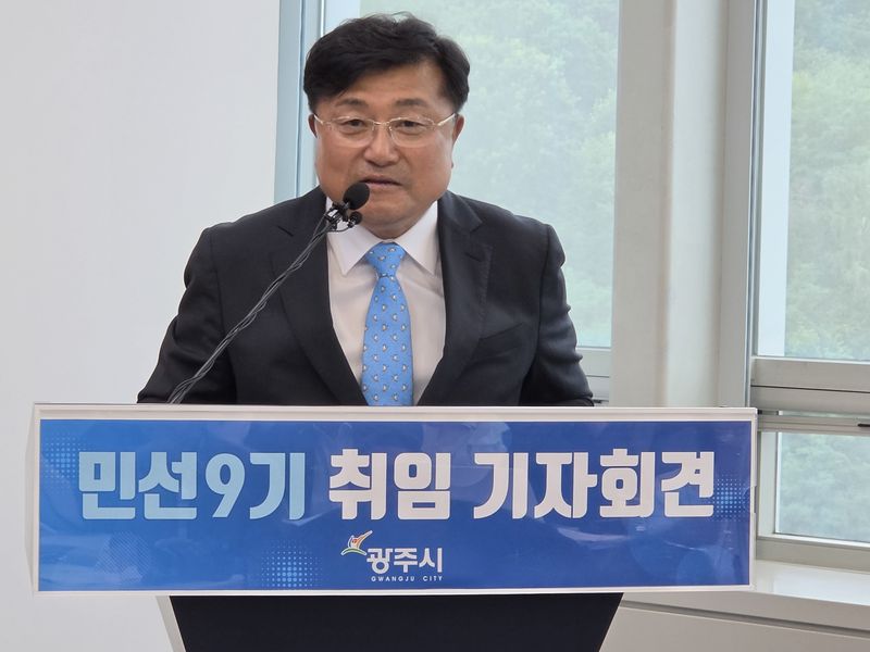 박관열 광주시장이 21일 시청 순암홀에서 가진 민선 9기 시장 취임 기자회견에서 '시민과 직통하는 광주'를 시정 슬로건으로 제시하며 시정 비전을 설명하고 있다. ⓒ 뉴스1 김평석 기자