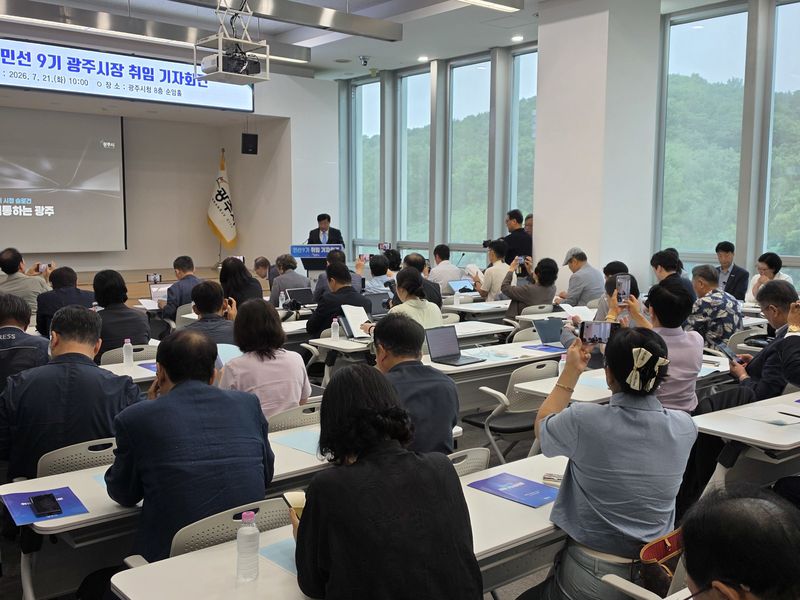박관열 광주시장이 21일 시청 순암홀에서 가진 민선 9기 시장 취임 기자회견에서 '시민과 직통하는 광주'를 시정 슬로건으로 제시하며 시정 비전을 설명하고 있다. ⓒ 뉴스1 김평석 기자